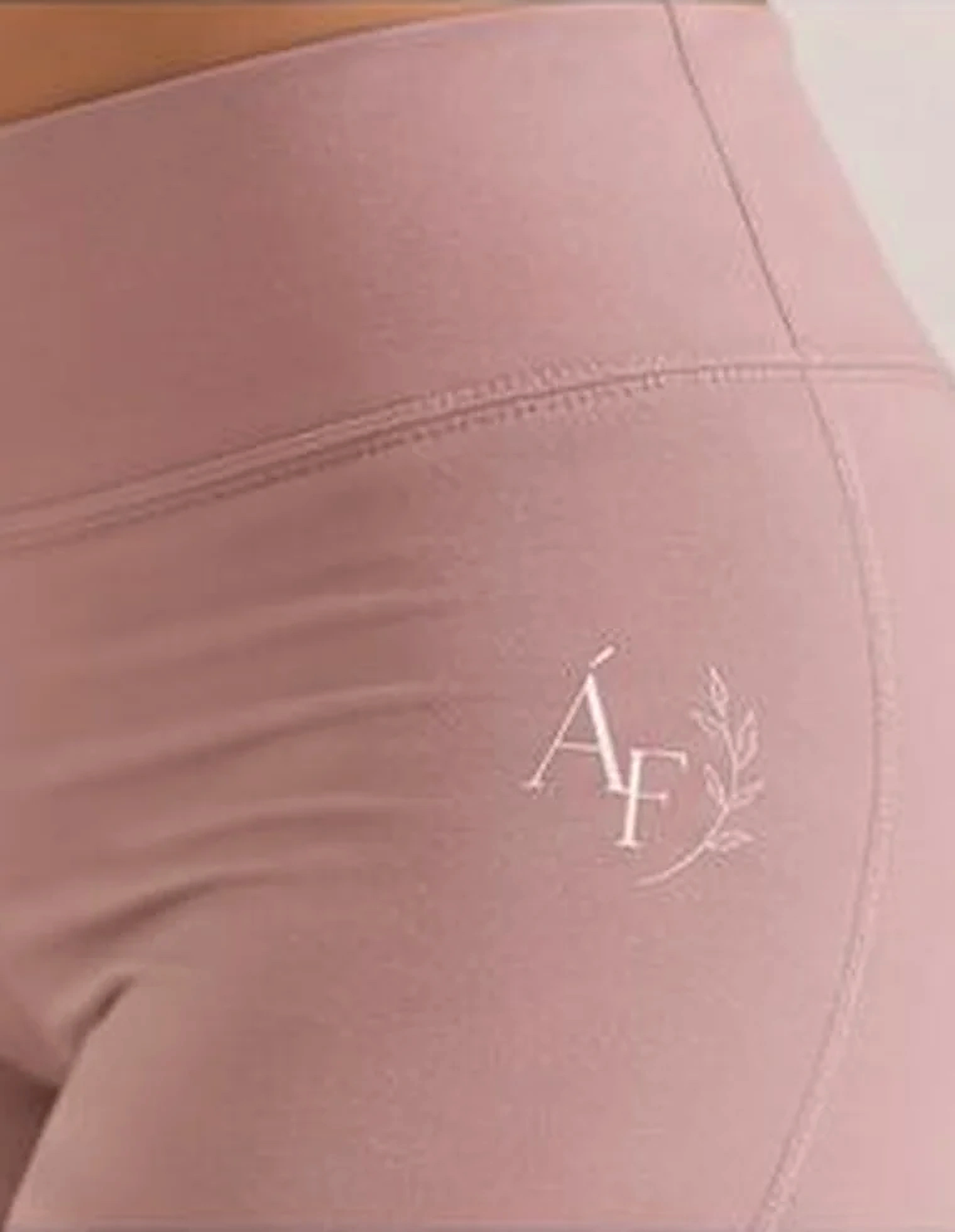 Detalhe de legging fitness rosé